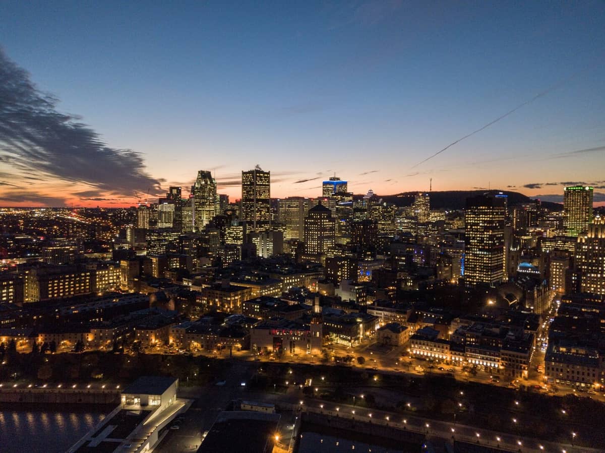 Vue aérienne de Montréal au crépuscule — Cession de bail au Québec