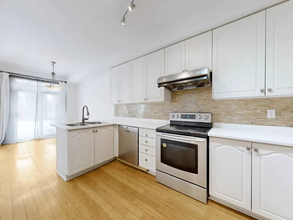 Four Bedroom Townhouse For Rent In Richmond Hill