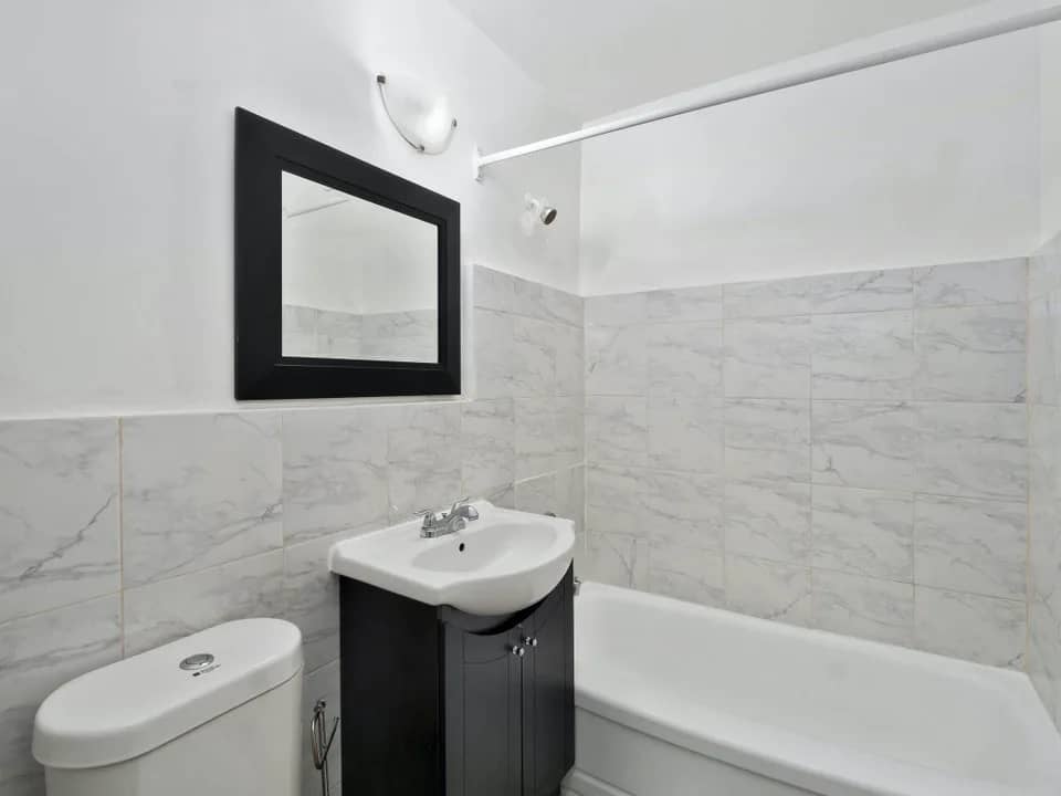 Dawes Apartments - Renovated 1 Bedroom Apartment for Rent