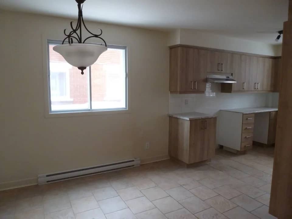 5 1/2 Montréal - Anjou Libre 1er avril - 2e étage triplex