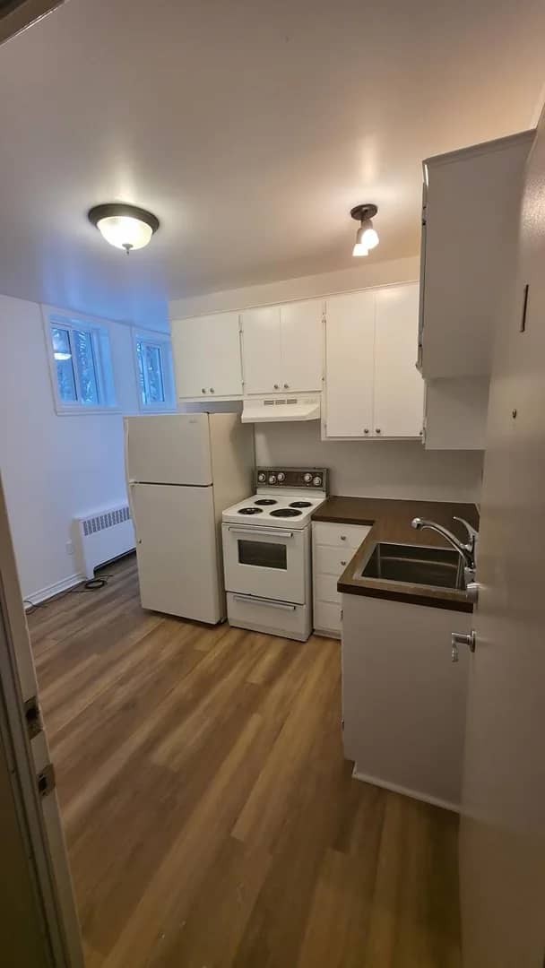 2 1/2 rénové et disponible (tout inclus) rue Montarville