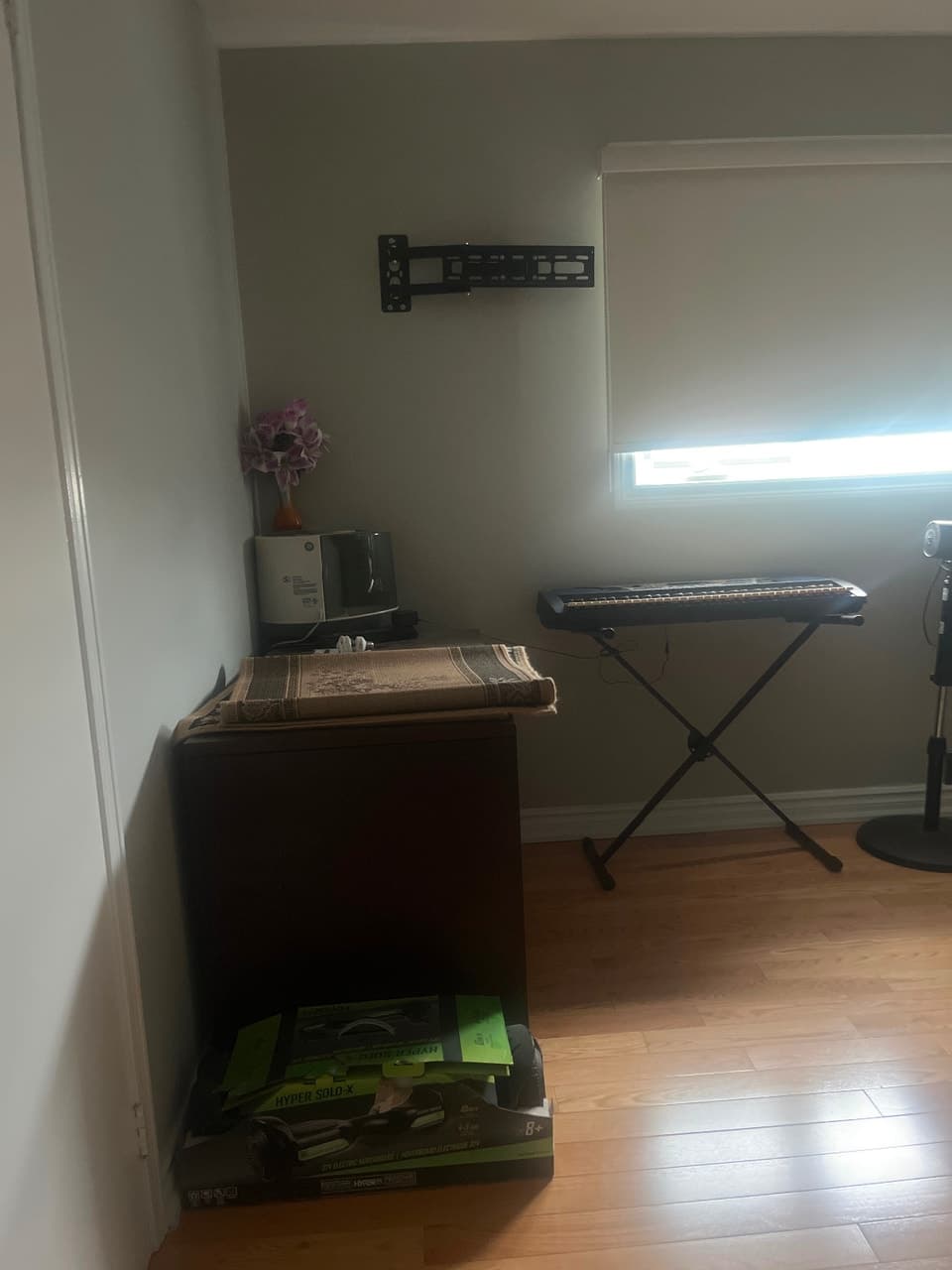 Photo 1 - Room for rent on shared property