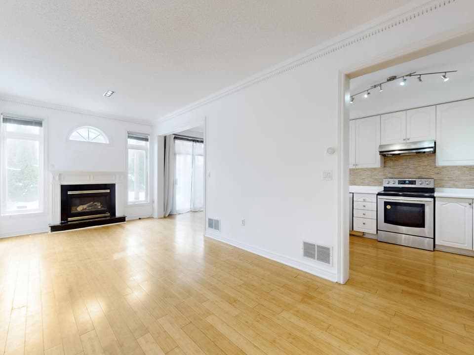 Photo 1 - Four Bedroom Townhouse For Rent In Richmond Hill