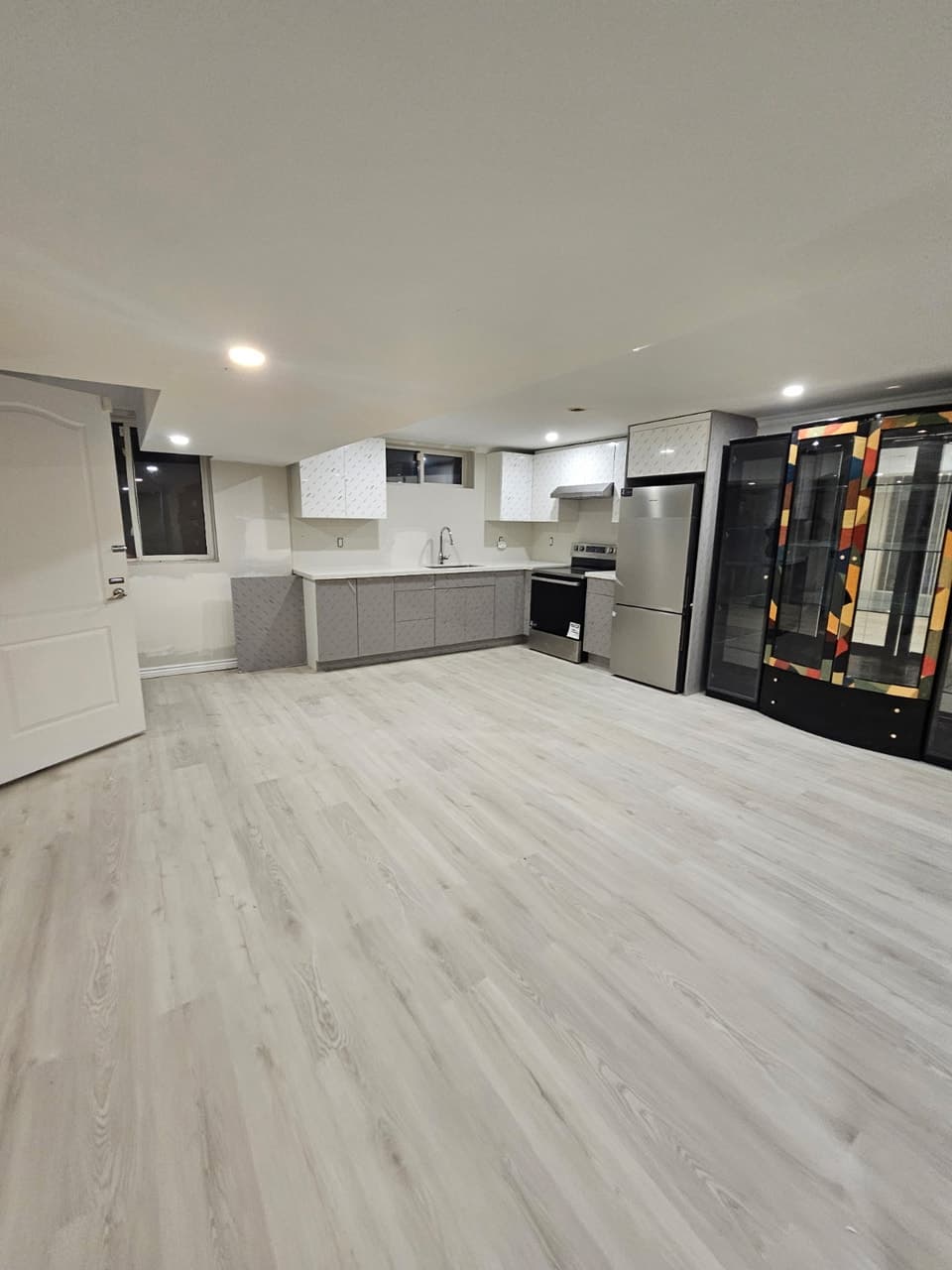 Photo 1 - Walk out bsm apt King City