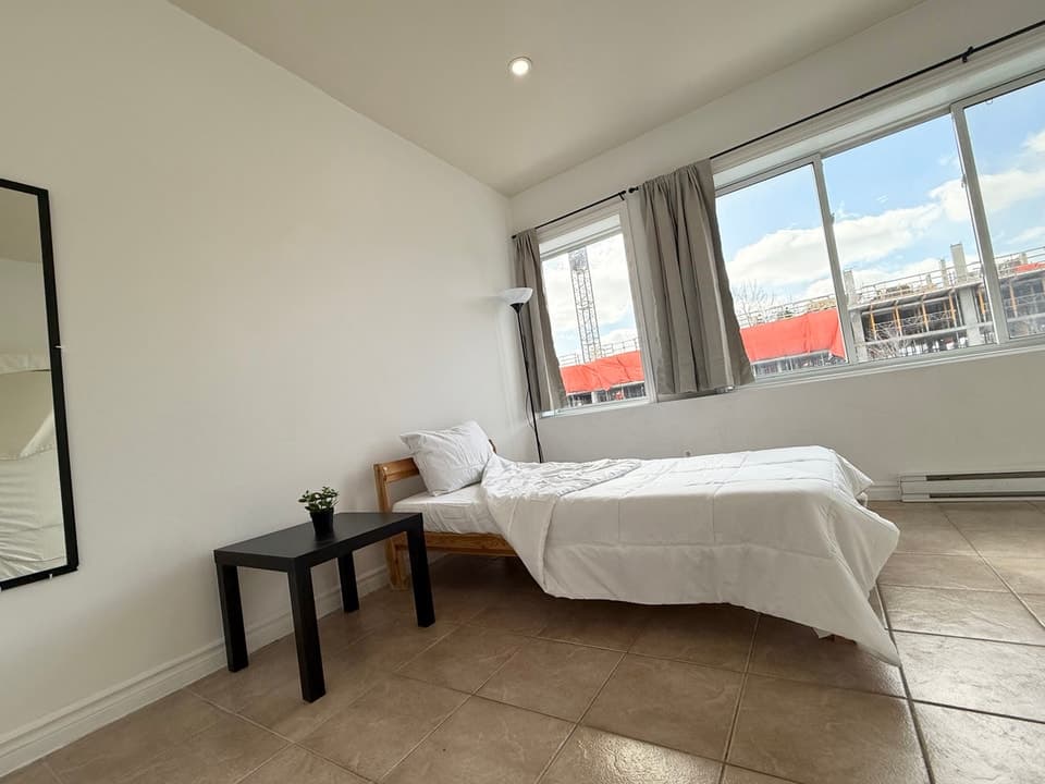 Photo 1 - 2 1/2 avec chambre fermée- tout inclus et meublé (voir photos)
