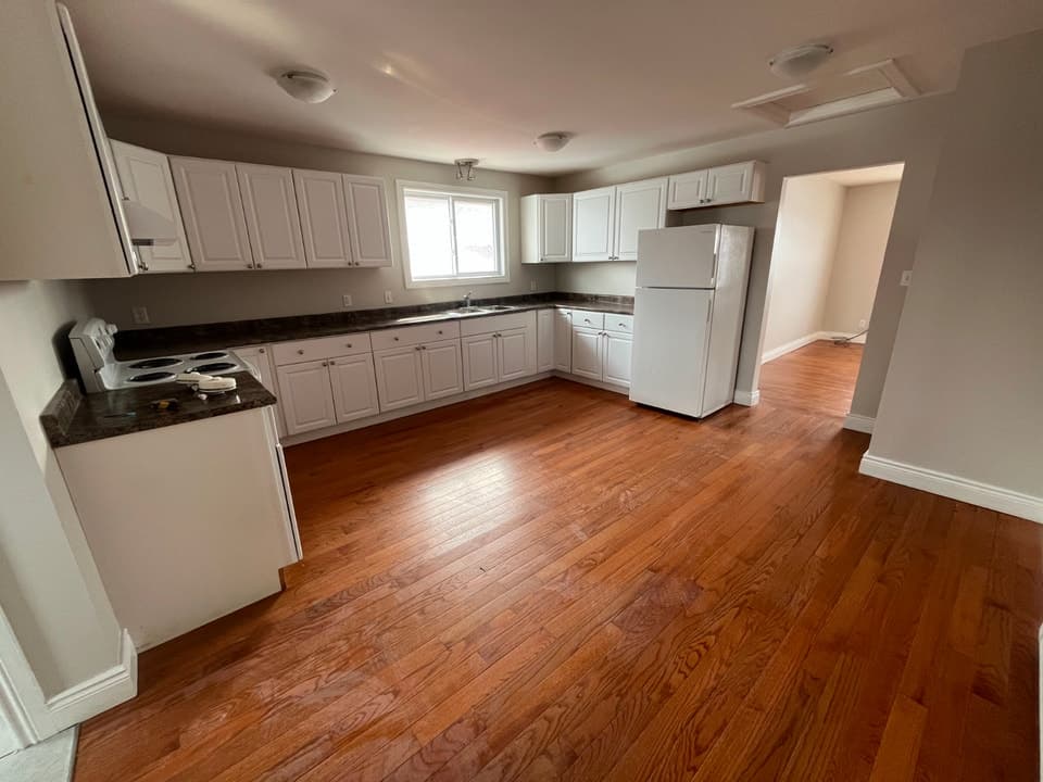 Photo 1 - Immaculate 2 Bedroom Apartment in Belleville $1600++