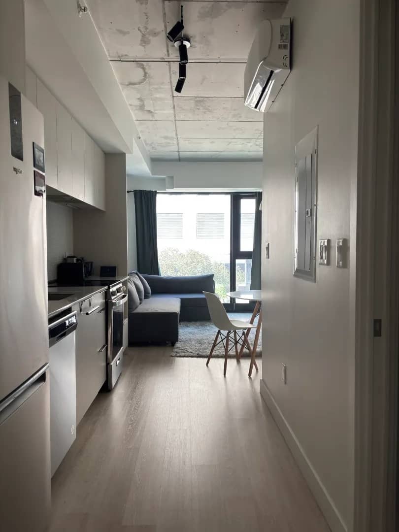 Studio à louer Ville-Marie, Montréal — photo 2 (Condo studio moderne au centre-ville tout inclus et meublé)