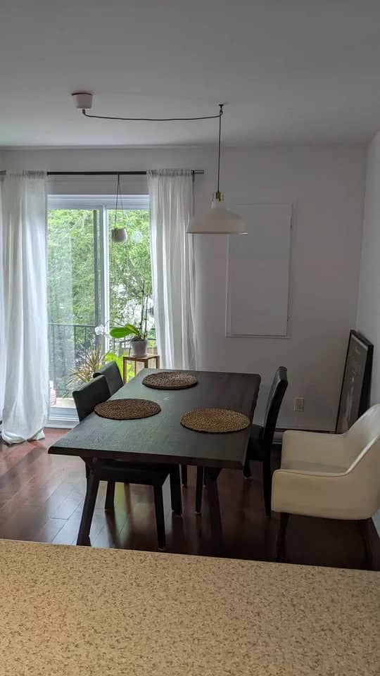 5½ à louer Mercier - Hochelaga-Maisonneuve, Montréal — photo 2 (Grand 5 1/2 avec balcon et stationnement à Montréal, proche métro Joliette)