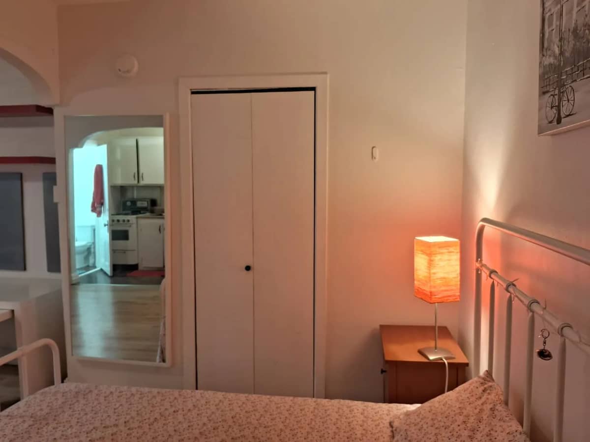 2½ à louer Le Plateau-Mont-Royal, Montréal — photo 5 (Lease transfer — furnished 2½ | all-inclusive | $1,375/month)