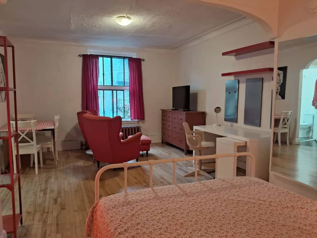 2½ à louer Le Plateau-Mont-Royal, Montréal — photo 8 (Lease transfer — furnished 2½ | all-inclusive | $1,375/month)