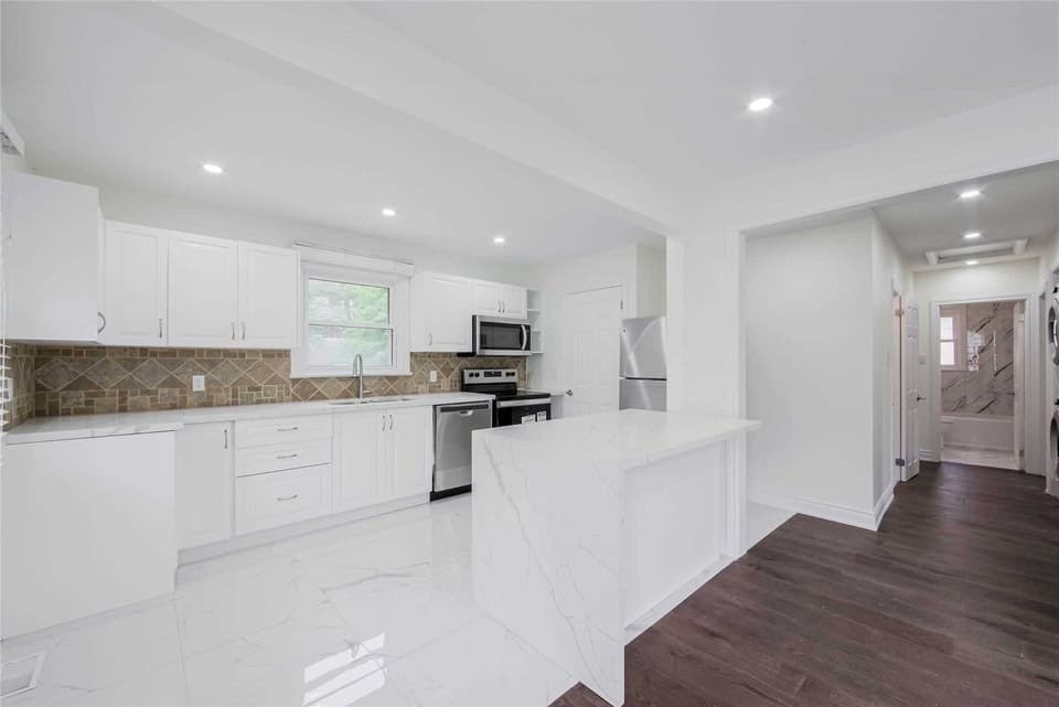 Photo 1 - Oakville Upper Level 3Bed 1.5Bath | Parking | Close to School
