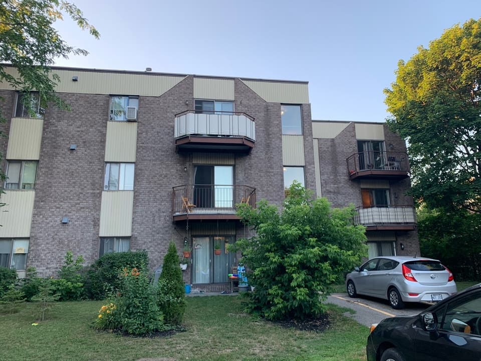 Photo 1 - DORVAL, 4 1/2 a louer 2e etage pres services transport